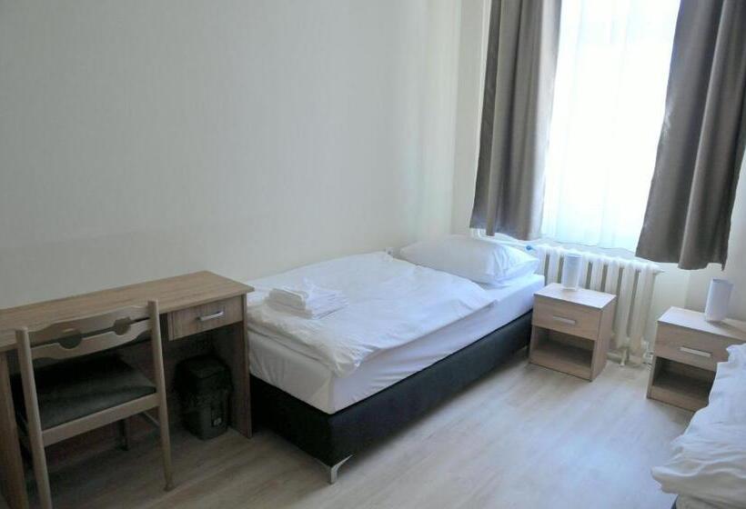 Четырехместный Номер Deluxe, Piros Arany Panzió Kalocsa