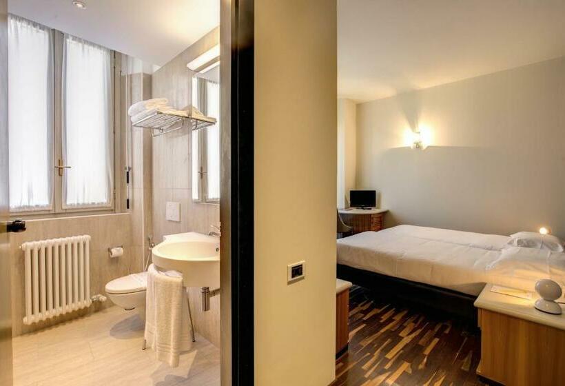 Camera Standard, Albergo Firenze