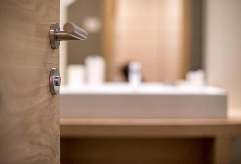 جناح جونيور عائلى, La Baita