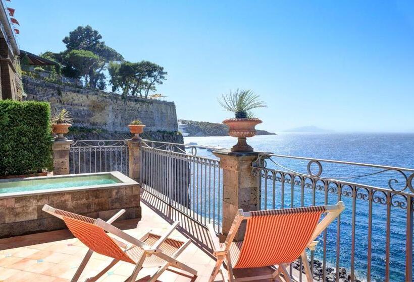 带按摩浴缸和海景的套房, Grand Hotel Ambasciatori