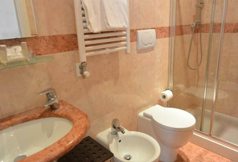 اتاق استاندارد سه نفره, San Zulian