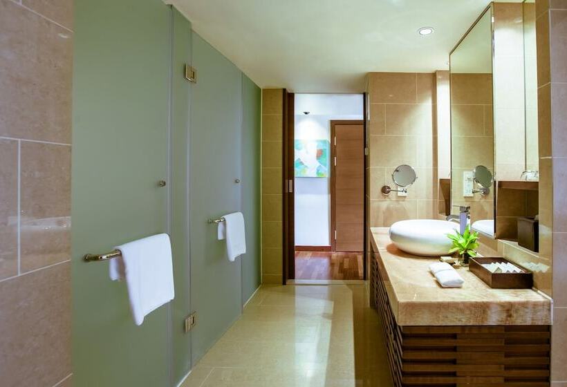Номер Клуб Вид на Море, Hyatt Regency Kinabalu
