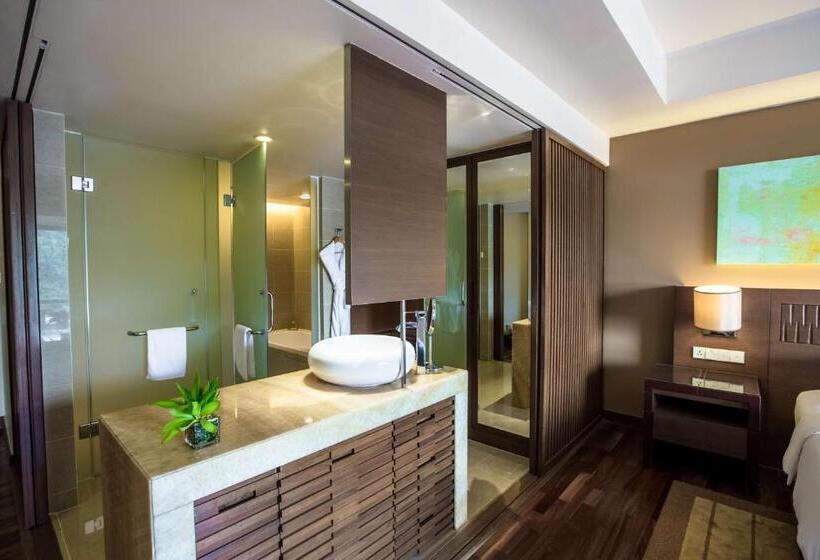 Номер Клуб Кровать Кинг, Hyatt Regency Kinabalu