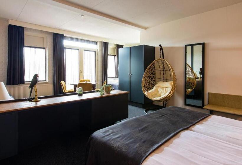 Quarto Triplo Standart, Café Restaurant De Posthoorn