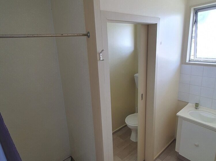 스탠다드 스튜디오, Ascot Motor Lodge