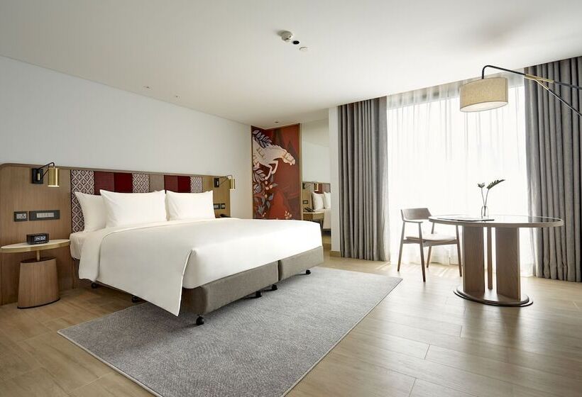 اتاق لوکس با تخت بزرگ, Montien Hotel Surawong Bangkok