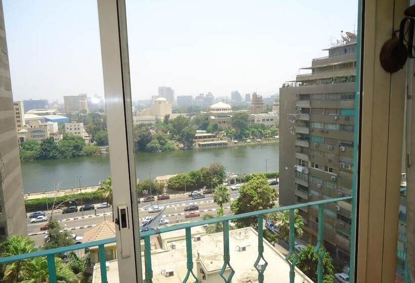 اتاق لوکس با چشم‌انداز شهر, Pharaohs