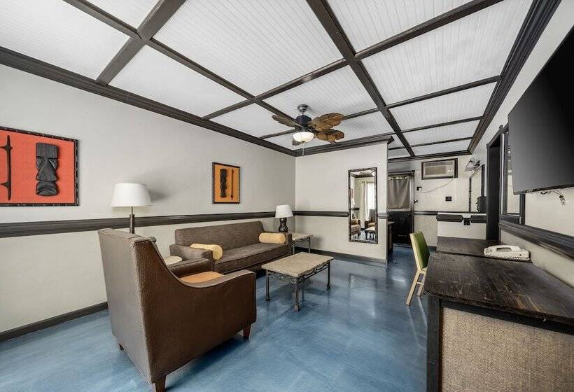 Suite, Caliente Tropics