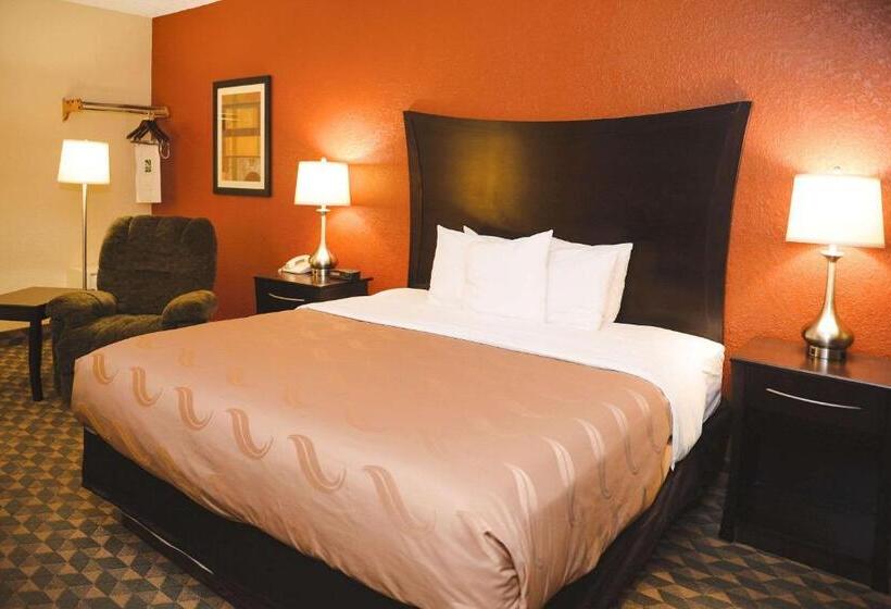 Люкс с гидромассажем, Quality Inn & Suites Ames Conference Center Near Isu Campus