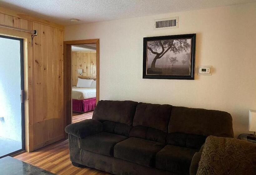 Suite, Zoders Inn And Suites