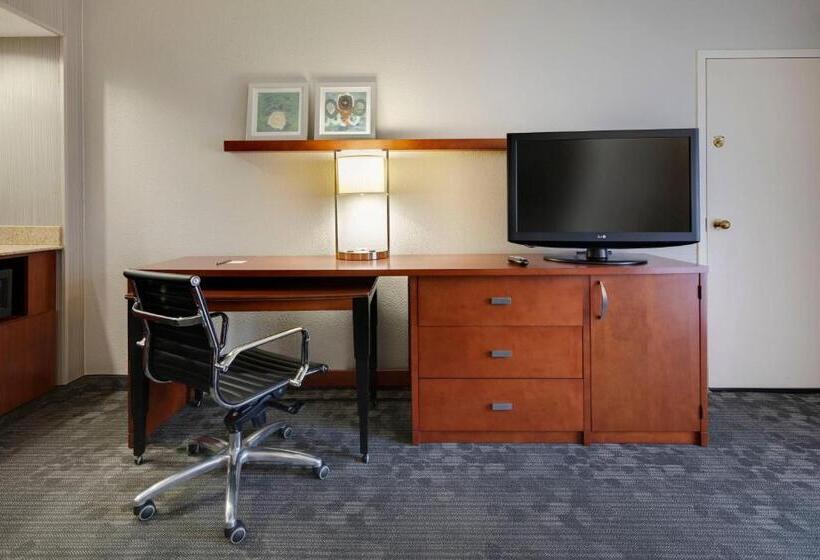 스위트 킹사이즈 침대, Courtyard By Marriott Atlanta Windy Hill/ballpark