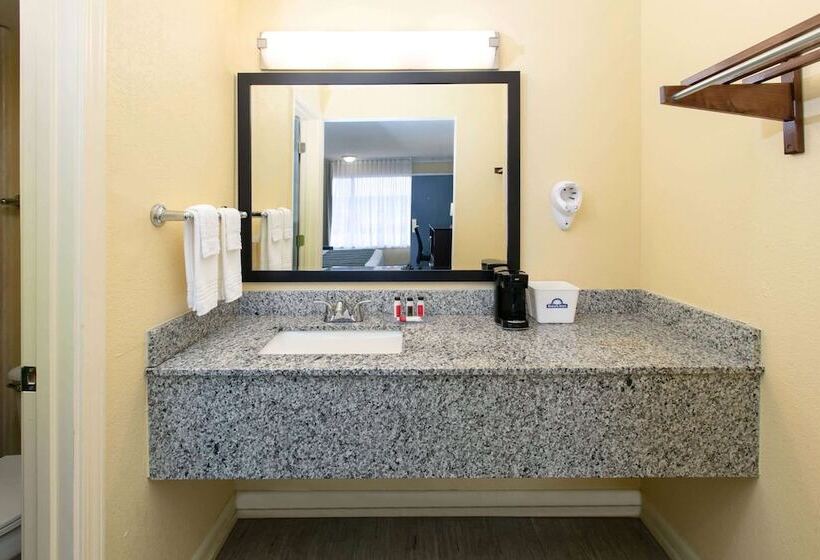 Номер Deluxe Адаптированный для Инвалидов, Days Inn By Wyndham Natchez
