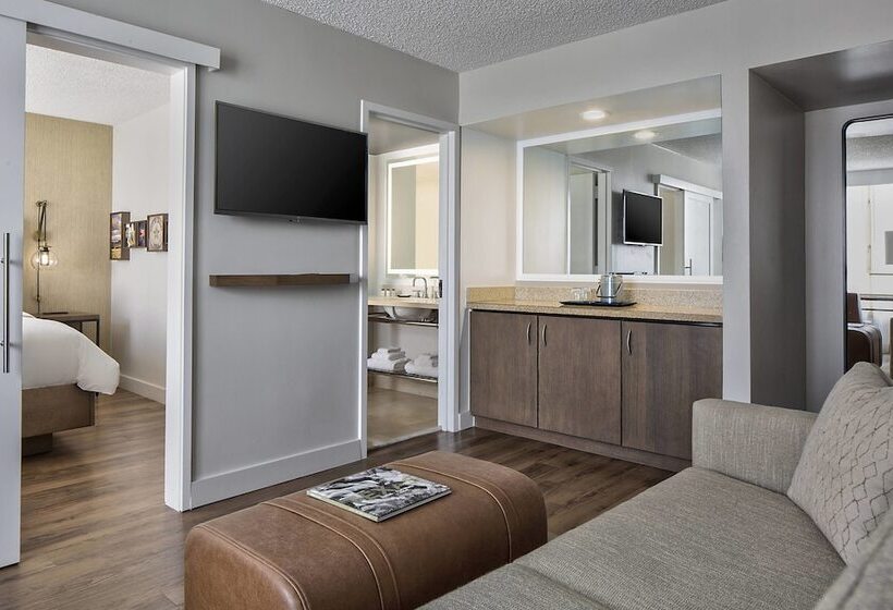 Suite z Balkonem, Sheraton Suites Market Center Dallas