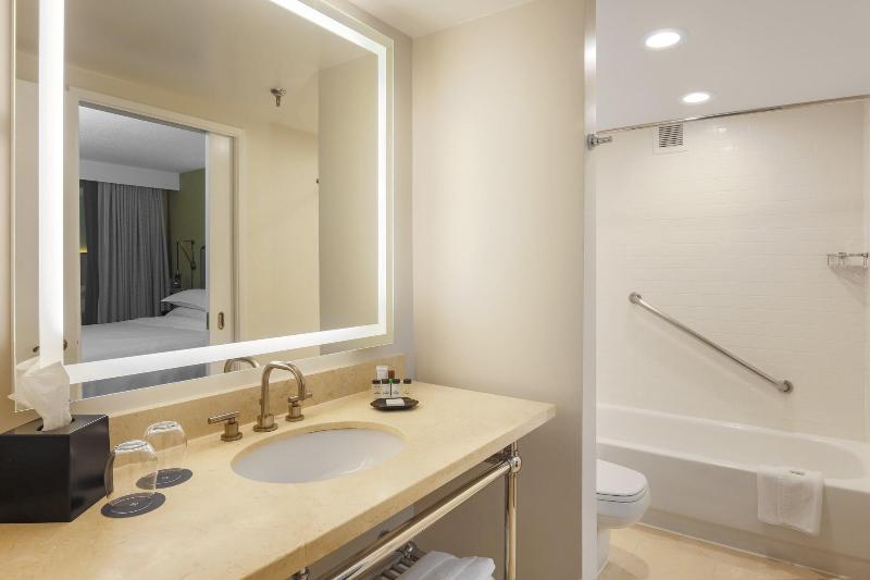 Suite Queen Bed, Sheraton Suites Market Center Dallas