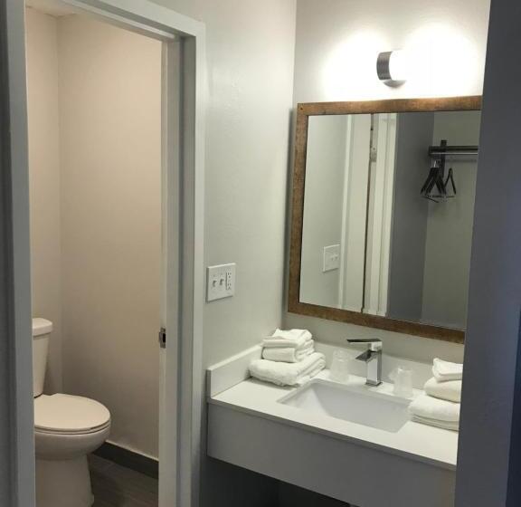 Номер Deluxe Кровать Кинг, Baymont Inn And Suites By Wyndham Columbus / Near Osu