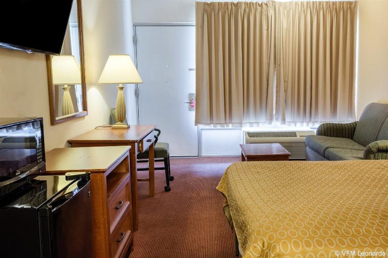 스탠다드 룸 킹사이즈 침대, Rodeway Inn Colonial Heights I95