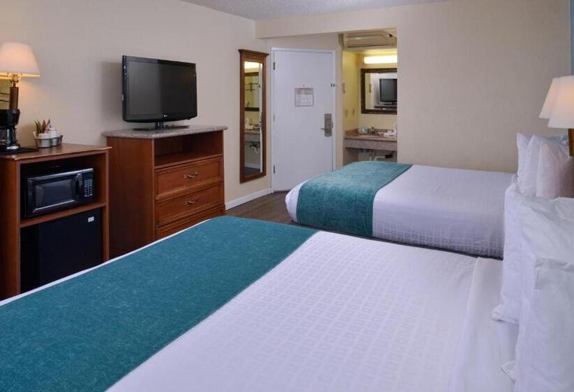 Номер Стандарт с Балконом, Edgewater Inn And Suites