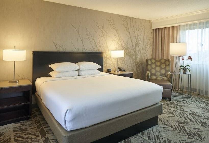 Номер Deluxe, Hilton Cincinnati Airport