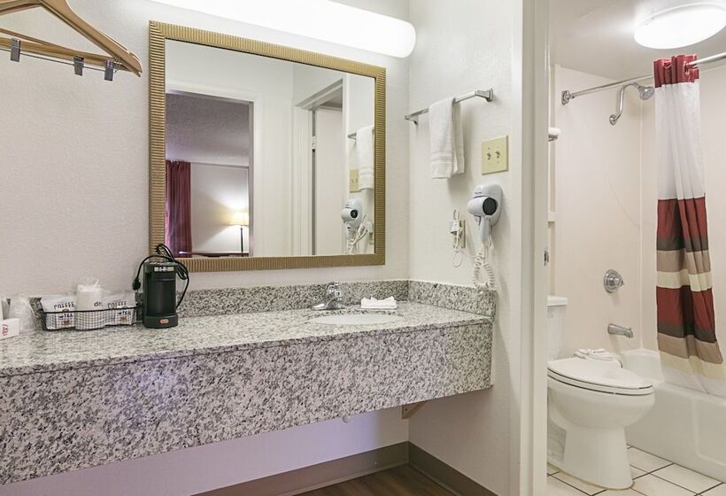 디럭스 룸, Red Roof Inn Forsyth