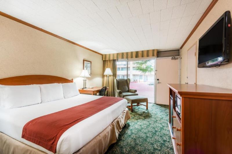 Люкс Кровать Кинг, Ramada By Wyndham State College Hotel & Conference Center
