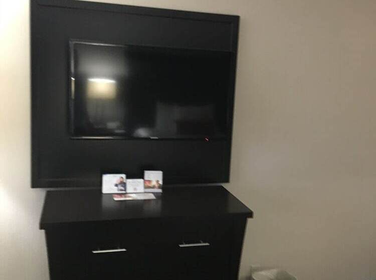 Номер Executive, Ramada Plaza By Wyndham Charlotte South End Airport