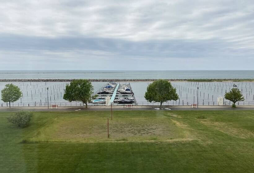 ２ダブルベッドのスタンダードルーム, Clarion Hotel Conference Center On Lake Erie