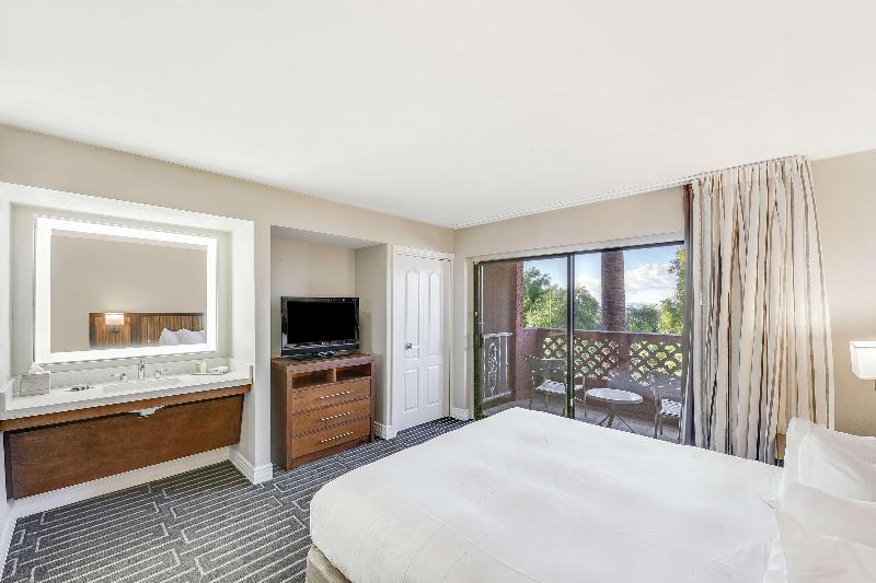 스위트 킹사이즈 침대, Hilton Phoenix Tapatio Cliffs Resort