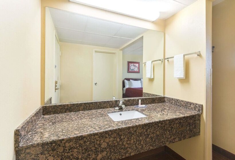 Люкс, Days Inn By Wyndham Hagerstown I 70