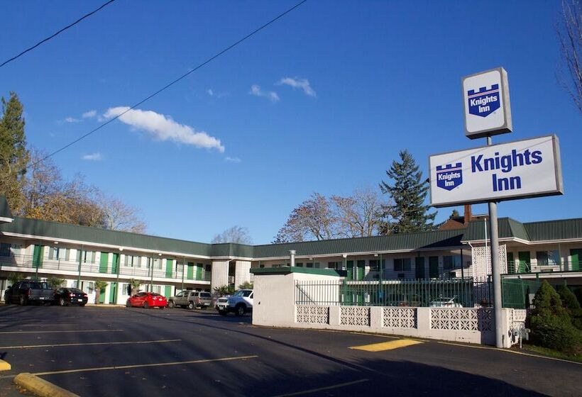 带2个双人床的标准工作室, Knights Inn Salem
