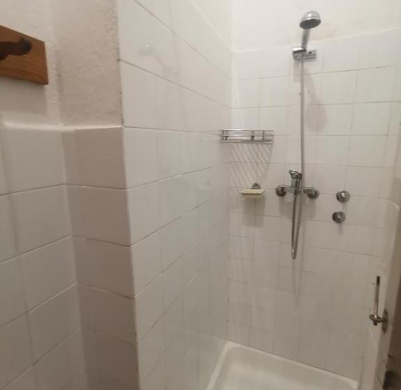 اتاق استاندارد سه تخته با سرویس بهداشتی مشترک, Hostel Pod Voglom