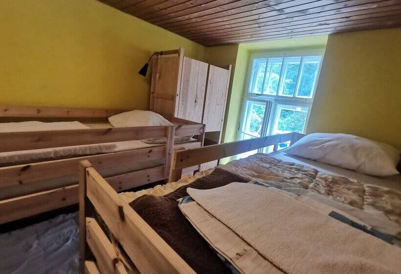 اتاق استاندارد سه تخته با سرویس بهداشتی مشترک, Hostel Pod Voglom