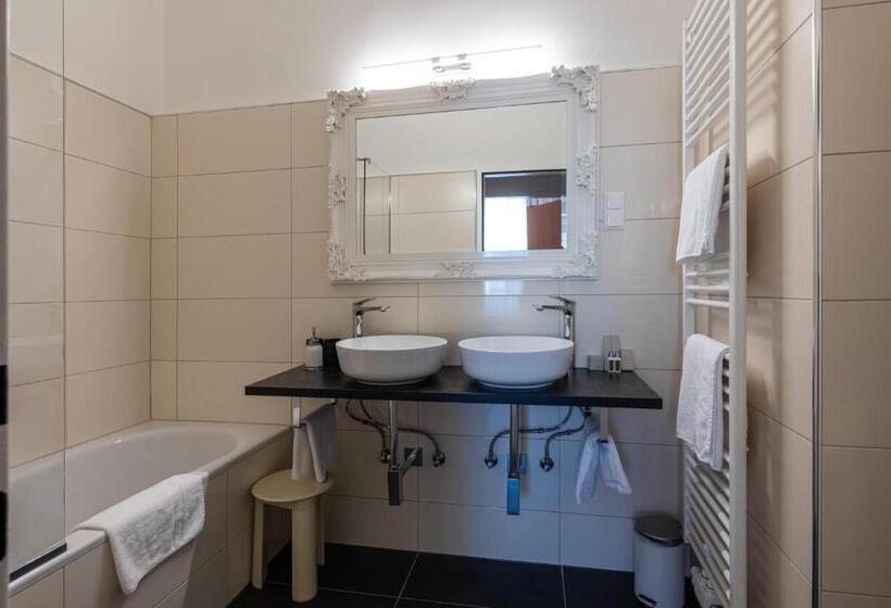 Четырехместный Номер Стандарт, Boutique Hotel Goldenes Lamm