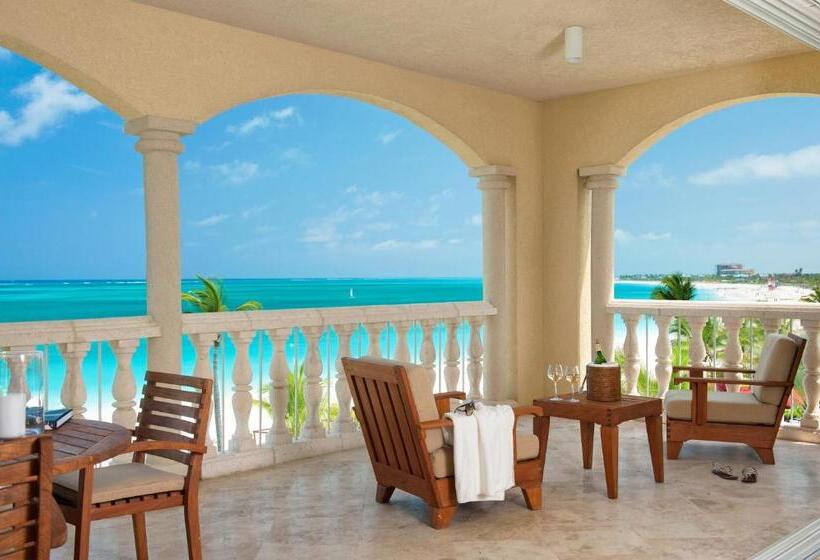 سوییت جونیور لوکس, Grace Bay Club