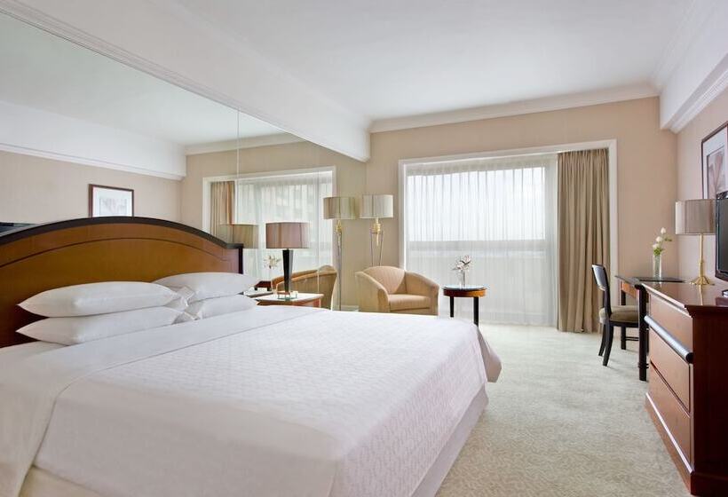 Номер Deluxe, Sheraton Surabaya Hotel & Towers