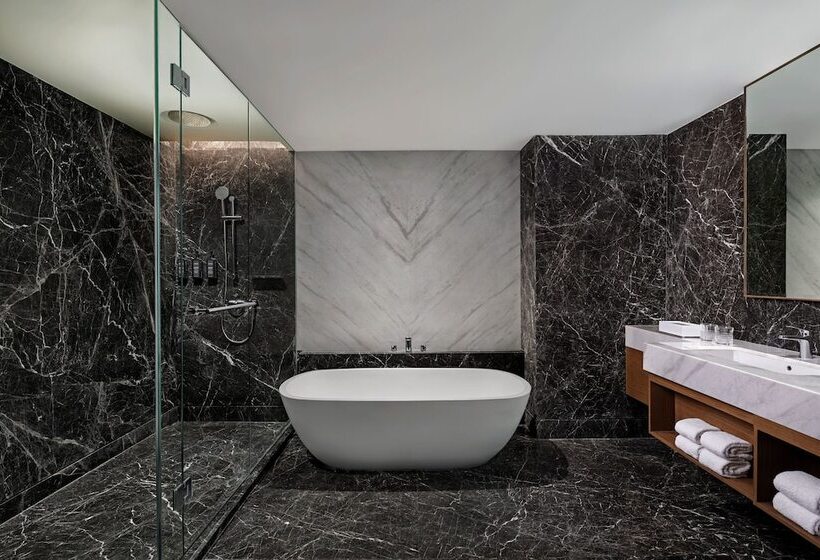 Королевский Люкс, Sheraton Surabaya Hotel & Towers