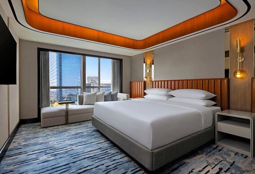 Королевский Люкс, Sheraton Surabaya Hotel & Towers