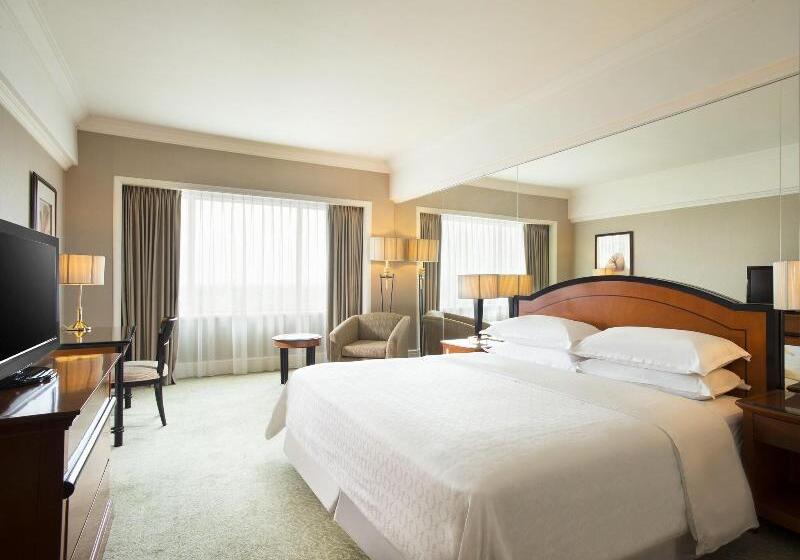 Номер Deluxe Кровать Кинг, Sheraton Surabaya Hotel & Towers