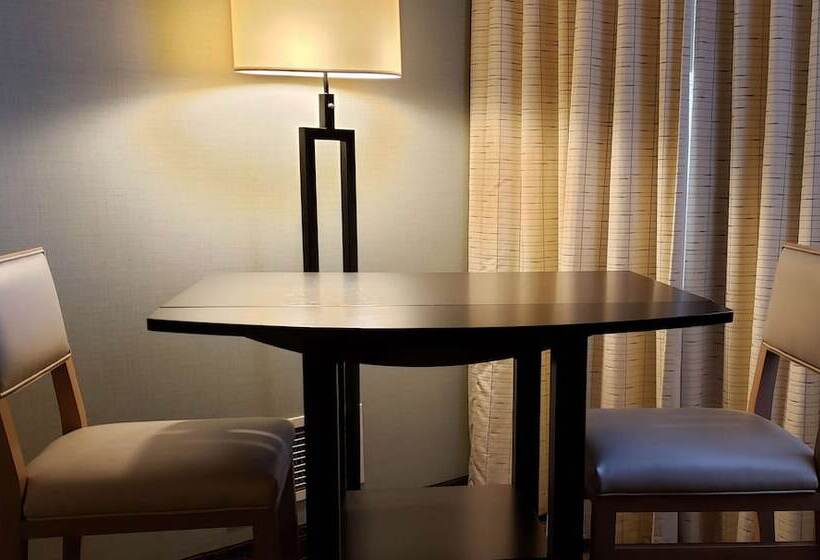 プールビューコンフォートルーム, Coast Kamloops Hotel & Conference Centre