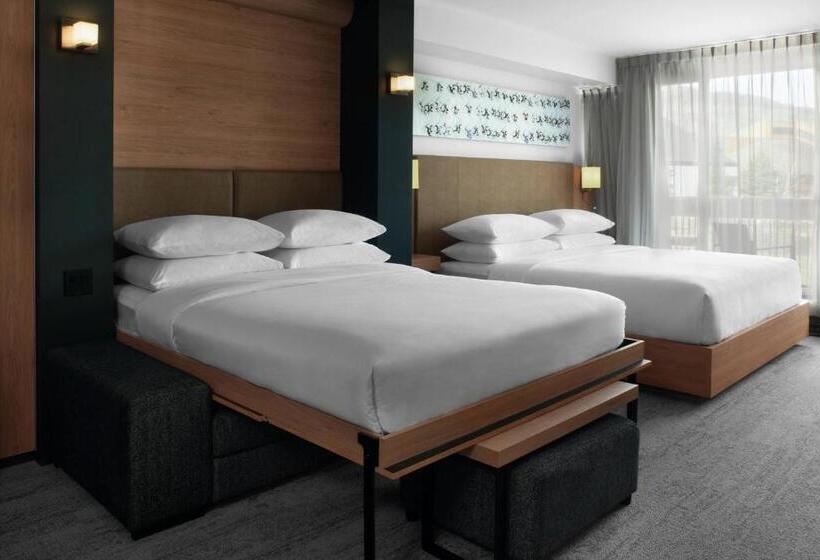 キングサイズベッドのスタンダードルーム, Delta Hotels By Marriott Mont Sainte Anne, Resort & Convention Center
