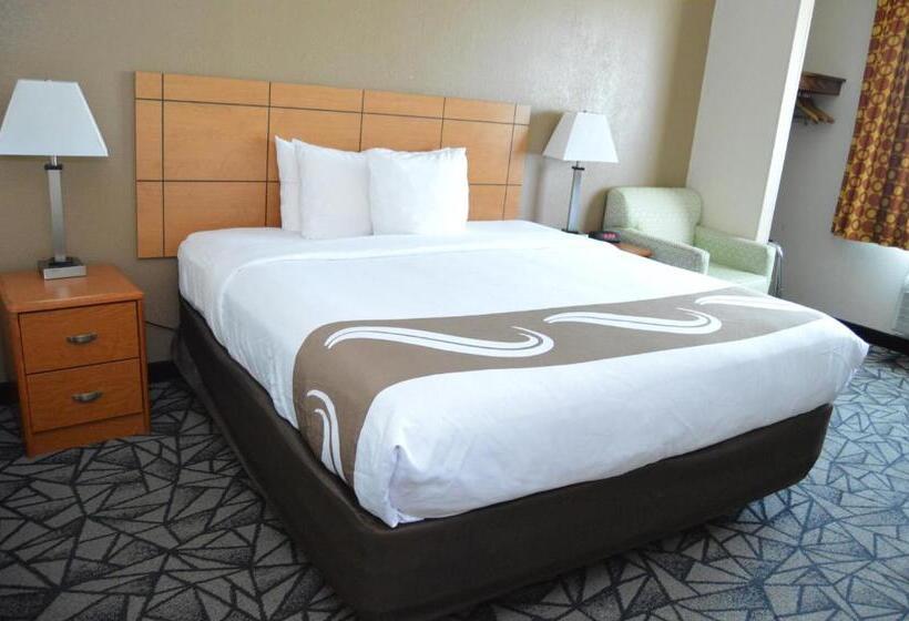 Люкс Кровать Кинг, Quality Inn Coralville   Iowa River Landing