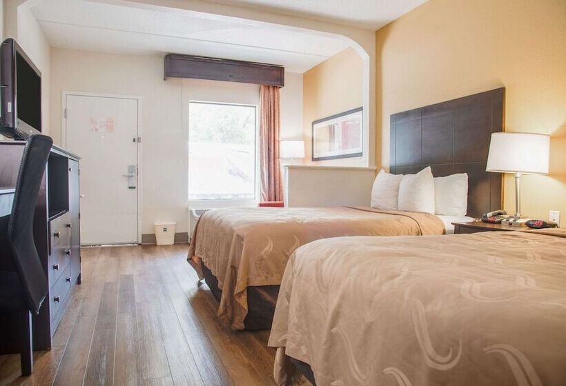 带2个双人床的标准工作室, Quality Inn & Suites Aiken