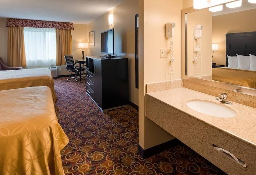 带2个双人床的标准工作室, Best Western Monticello