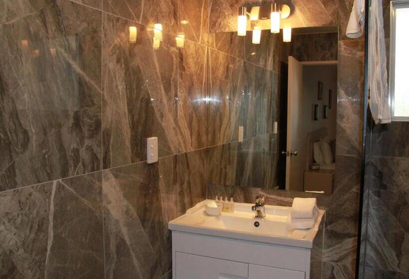 Студио Executive, Asure Camelot Arms Motor Lodge