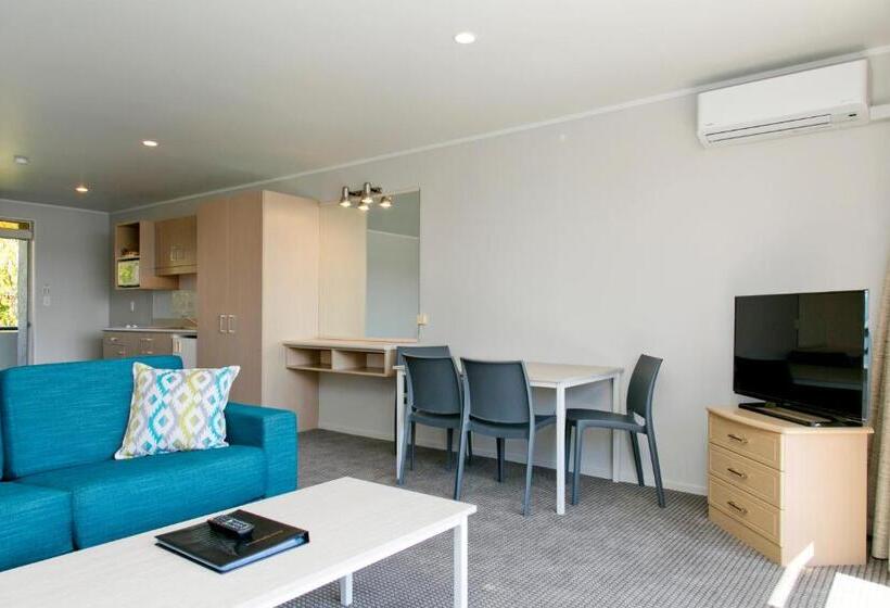 Standard studio with lake view, Anchorage Resort Taupo Nz