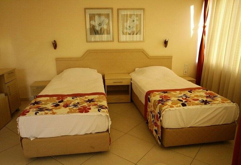 标准三人间, Malhun Hotel