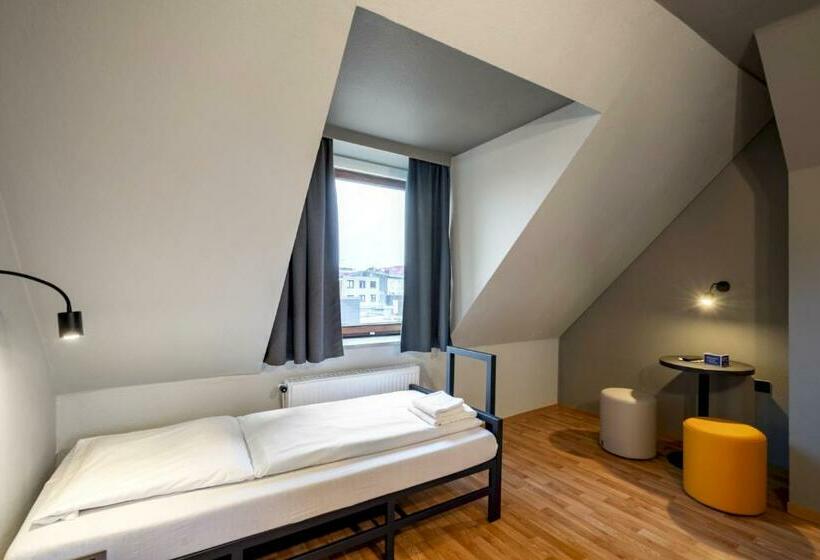 标准单人间共用浴室, a&o Hamburg Reeperbahn