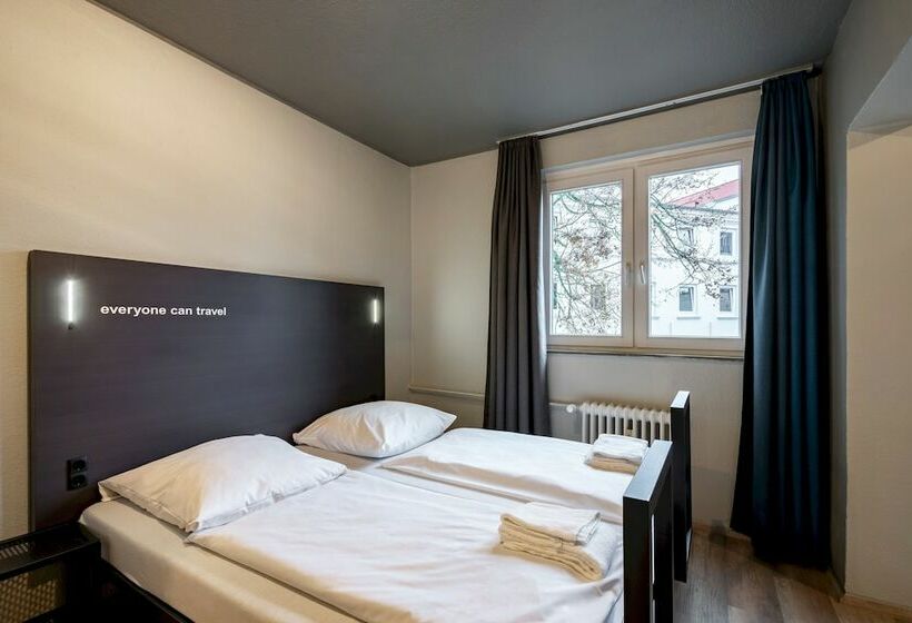 标准单人间共用浴室, a&o Hamburg Reeperbahn