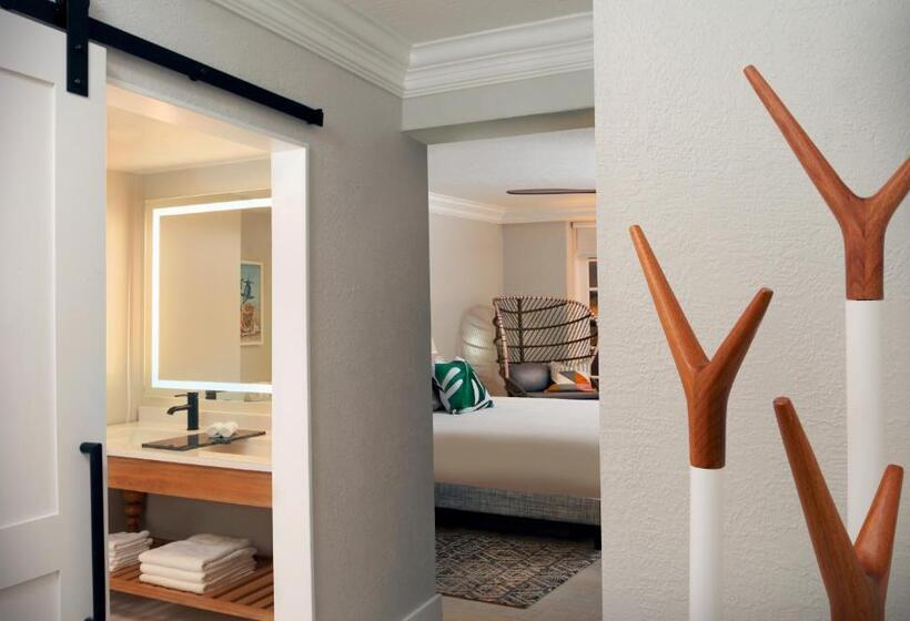 스위트 킹사이즈 침대, Pelican Grand Beach Resort, A Noble House Resort