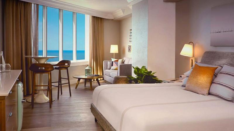 스위트 킹사이즈 침대, Pelican Grand Beach Resort, A Noble House Resort