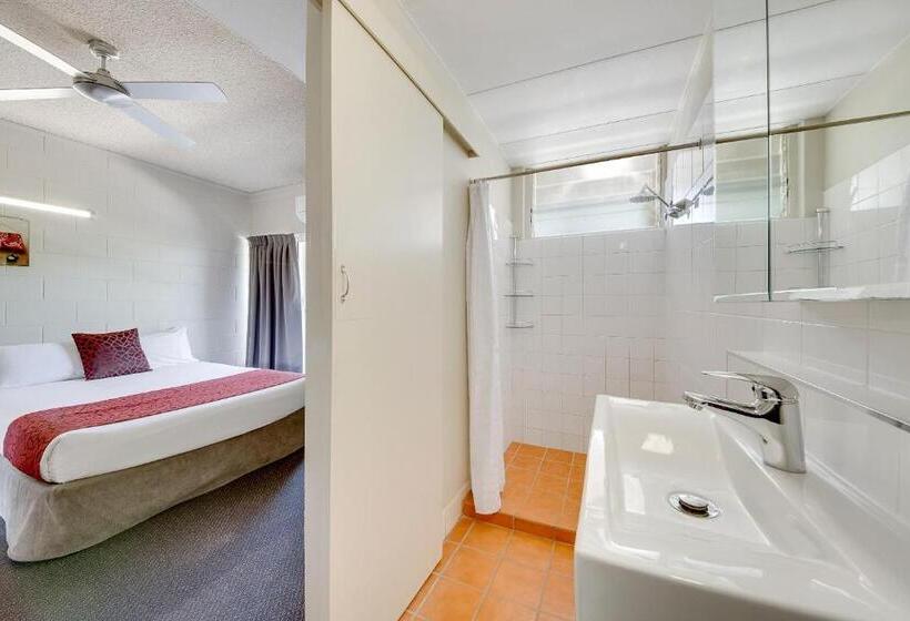 패밀리 룸, Camelot Motel